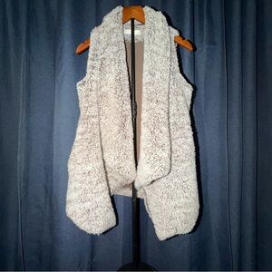 Women’s Sherpa oversized size small vest. Has side pockets
